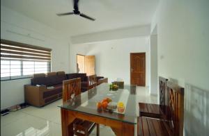 a living room with a table and a couch at Haya podes in Vypīn