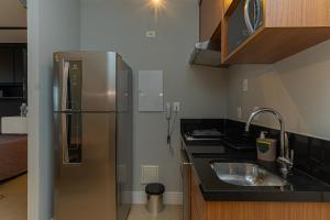 Kuchyň nebo kuchyňský kout v ubytování Loft Greige - Vista Linda, Ar Condicionado, Localização Incrível - AirPort