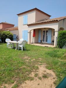 a table and chairs in front of a house at Maison avec jardin cloturé in Homps