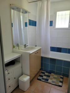 a bathroom with a sink and a mirror at Maison avec jardin cloturé in Homps