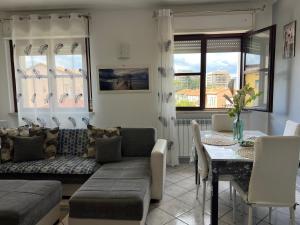 una sala de estar con un sofá y una mesa en Casa BELLOCCHIO, en Perugia