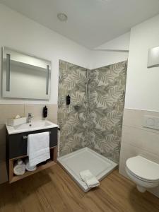 a bathroom with a sink and a toilet at Gästehaus Paartal in Schrobenhausen