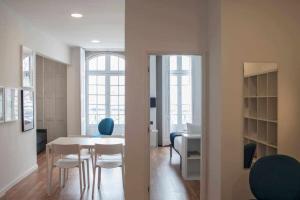 a room with a table and chairs and a desk at Panorama Apartments Ribeira Gaia in Vila Nova de Gaia