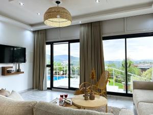 een woonkamer met een bank en een tafel bij Ochi Houses - Ain drahem in Ain Draham