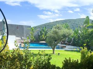 een villa met een zwembad en een berg bij Ochi Houses - Ain drahem in Ain Draham +53 foto's