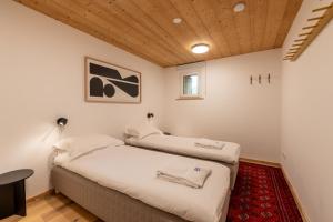 2 camas en una habitación pequeña con alfombra roja en Montana 101 Apartment - Snow and Trek - Montriond, en Montriond