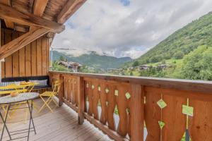 Cabaña con balcón con mesa y sillas en Montana 101 Apartment - Snow and Trek - Montriond, en Montriond
