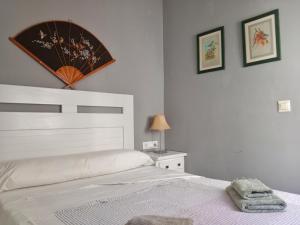 ein Schlafzimmer mit einem Bett und einem Spiegel an der Wand in der Unterkunft Ático San Agustín - Panoramic View in Jerez de la Frontera