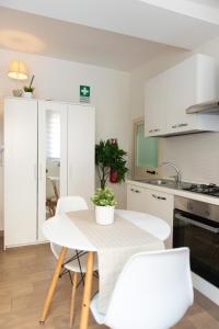 Kuchyň nebo kuchyňský kout v ubytování Lætitia Cottage Apartment