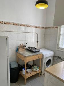 チュニスにあるLafayette Central Apartmentのキッチン(コンロ、洗濯機付) +13枚の写真