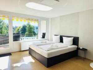 シャイデックにあるJJ Living - Sonnenblick 159のベッドと大きな窓のある寝室 +29枚の写真