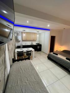 a large room with a kitchen and a dining room at APART TRAVEL SUITES, modernos departamentos -15 min Aerop EZE in Monte Grande