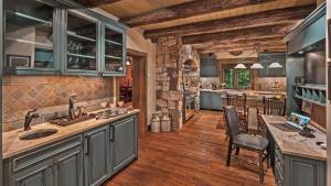 Η κουζίνα ή μικρή κουζίνα στο Pioneer Lodge