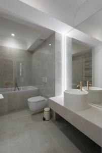 Koupelna v ubytování The Cortina One 1BR Apartment for 4 + 32 fotografií