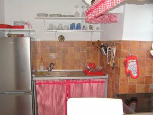 kuchnia ze zlewem oraz czerwono-białe ręczniki w obiekcie Apartments Camellia & Magnolia w mieście Volosko +29 zdjęć