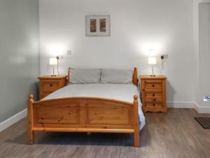 WalcotにあるCatley - Uk49439のベッドルーム1室(木製ベッド1台、ナイトスタンド2台付)