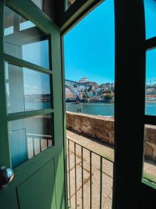 eine Tür mit Blick auf einen Fluss und eine Brücke in der Unterkunft Panorama Apartments Ribeira Porto in Porto