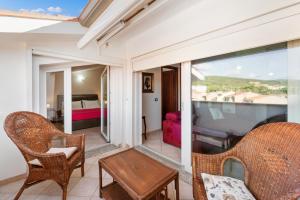 a room with a balcony with a view of a bedroom at Mayor's House in Iglesias