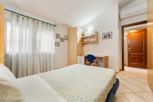 a bedroom with a bed and a desk at Mayor's House in Iglesias
