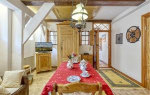 Galmsbüllにある1 Bedroom Cozy Apartment In Galmsbüllのダイニングルーム(赤いテーブルと椅子付)