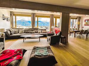 un salon avec un canapé et une table dans l'établissement Apartment Jeanne D'Arc LOFT Montagne by Interhome, à Crans-Montana 68 autres photos