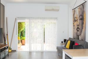 ein Wohnzimmer mit einer Glasschiebetür in der Unterkunft Ola Azul Bungalow in Benidorm