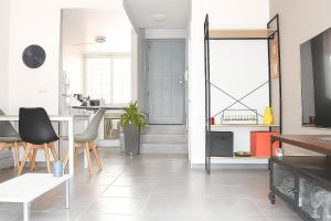 ein Wohnzimmer mit Tisch und Stühlen in der Unterkunft Ola Azul Bungalow in Benidorm