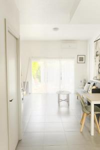 ein weißes Wohnzimmer mit einer Couch und einem Tisch in der Unterkunft Ola Azul Bungalow in Benidorm + 33 Fotos