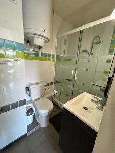 Koupelna v ubytování Le Petit Bois, plage, parking privé + 13 fotografií