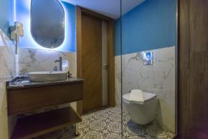 ein Badezimmer mit Waschbecken und Toilette in der Unterkunft Risus Beach Resort Hotel in Kusadası + 13 Fotos