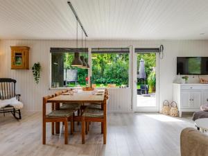 TV a/nebo společenská místnost v ubytování Holiday Home Kennet - 30km from the sea by Interhome