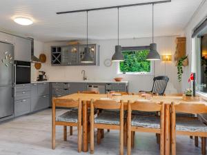 Kuchyň nebo kuchyňský kout v ubytování Holiday Home Kennet - 30km from the sea by Interhome + 16 fotografií