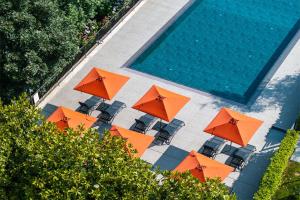an overhead view of orange umbrellas and a swimming pool at Maderni Loft in Como