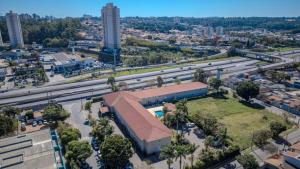 ジュンディアイにあるNobile Inn Jundiaíの高速道路のある都市の上空からの眺め