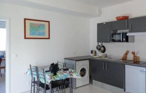 Dapur atau dapur kecil di Gorgeous Apartment In Dunkerque With Wifi