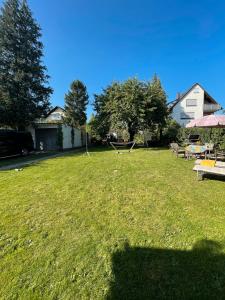 a yard with a picnic table and a bench at Traumhaftes Wohnen beim Badesee in Dechsendorf