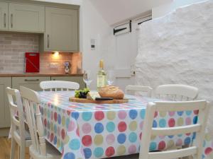 un tavolo con un piatto di cibo e una bottiglia di vino di Wester Laggan Cottage a Skye of Curr