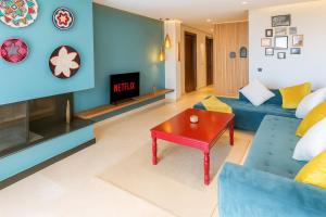 Ruang duduk di Modern - Moroccan 2BR with Panoramic Pool View