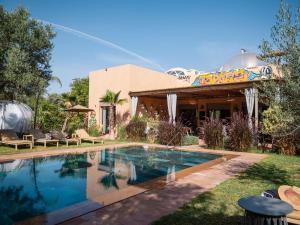 a house with a swimming pool in the yard at Villa Roswell with Pool Privatisation in Heddad
