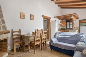 a kitchen and dining room with a table and chairs at Casa rural con piscina compartida y WIFI in Roche