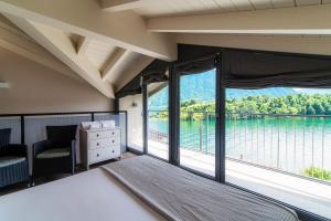 Una cama o camas en una habitación de Lake's Dream - by MyHomeInComo