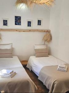 マラケシュにあるRiad Awel Oasis Privée au coeur de la Medinaの部屋に並んで置かれた2つのベッド