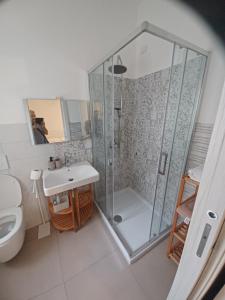 une salle de bain avec douche et lavabo dans l'établissement Tamarin De Mar, à Alghero