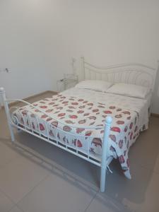 - un lit blanc dans une chambre avec un cadre de lit dans l'établissement Tamarin De Mar, à Alghero