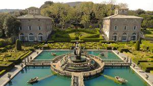 an aerial view of a mansion with a fountain at La Cocca Via Saffi, Suite con Vasca in Camera in Viterbo