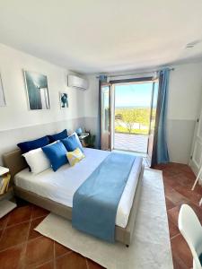 マルサラにあるVilla Demirà - Sky&Pool - Roomsの大きなベッドと大きな窓のある寝室 +53枚の写真