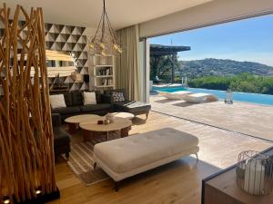 un soggiorno con un divano e un tavolo di Giulia, villa exceptionnelle, vue mer et Ajaccio a Porticcio