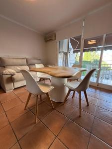 a living room with a wooden table and chairs at La Esquina Mayor in Caravaca de la Cruz