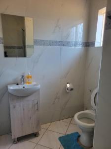 Koupelna v ubytování Ekhayalethu Guest house + 61 fotografií