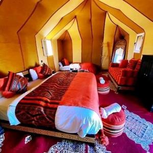 メルズーガにあるمرزوكةの部屋の中に大きなベッドがある寝室